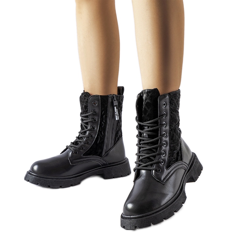 Svarta stövlar dekorerade med Jalbert-quiltning