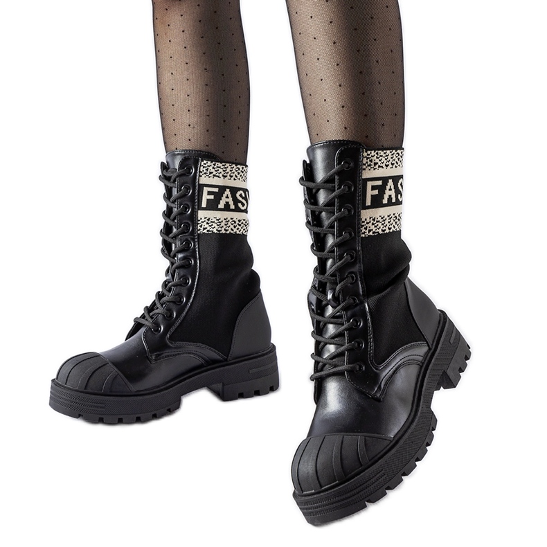 Svarta strumpor med vit Daria-inskription