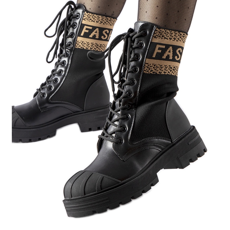 Svarta strumpor med brun Daria-inskription