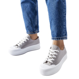 Gråa sneakers på en tjock Fortunata-plattform