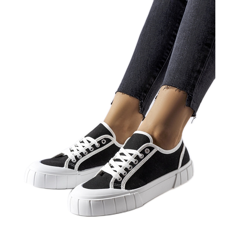 Svarta sneakers på en tjock Egidio-plattform