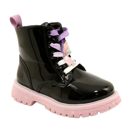 Lackade stövlar med dekorklämmor Miss 23DZ23-6582 svart