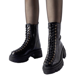 Svarta isolerade stövlar dekorerade med Amla-bindning