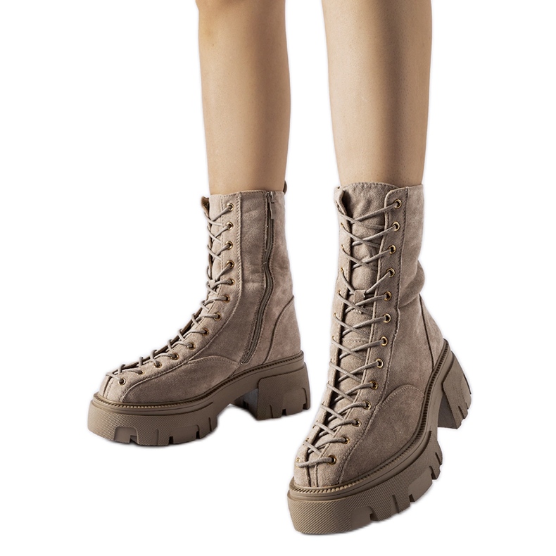 Bruna stövlar dekorerade med Amol-bindning