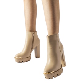 Inna Beige stövlar med en dekorativ tå på en Pepe-klack