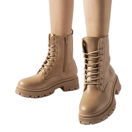 Beige isolerade kvinnors Chirico-arbetare