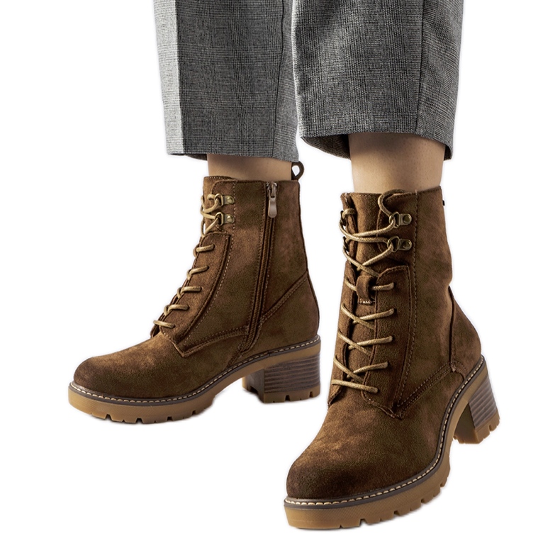 Bruna stövletter med snörning från Clementina