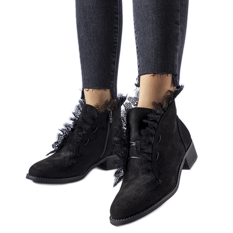 Svarta ankelboots med strass och spets från Belviglieri