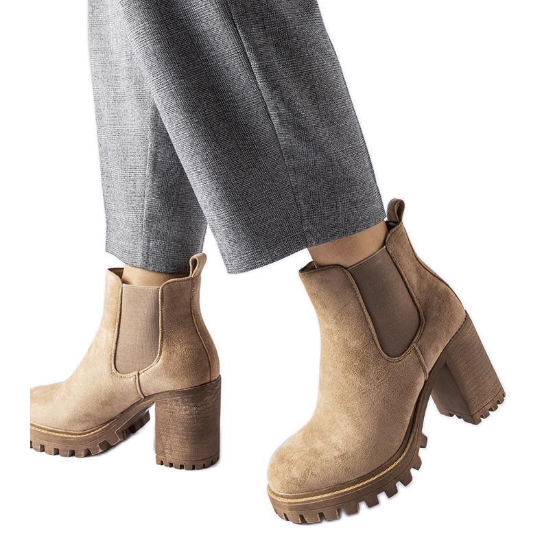 Beige stövlar på en massiv Montelparo-klack