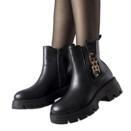 Svarta massiva ankelboots med ett dekorativt Nuovo-spänne