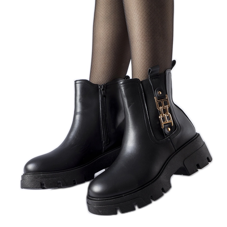 Svarta massiva ankelboots med ett dekorativt Nuovo-spänne