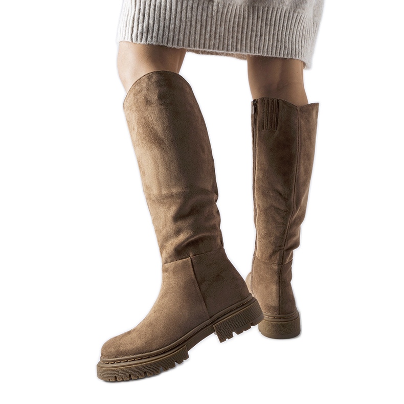 Bruna platta isolerade Millbrook-stövlar