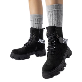 Svarta stövlar med en dekorativ avtagbar rem