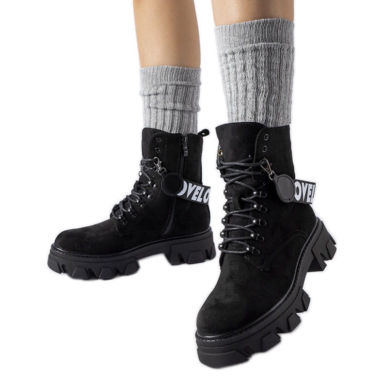 Svarta stövlar med en dekorativ avtagbar rem