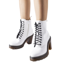 Ezio vita ankelstövlar med snörning