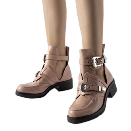 Rosa ankelboots med utskärningar från Sperone