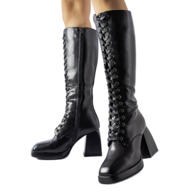 Svarta isolerade stövlar med en massiv Nova-klack