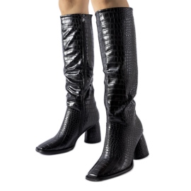 Svarta stövlar dekorerade med Council-prägling