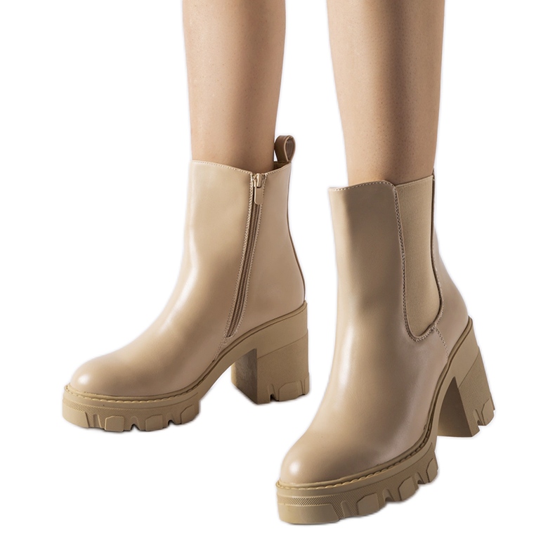 Beige isolerade ankelboots från Corpolo