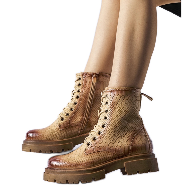 Mörkbeige stövlar med djurtryck från Suviana