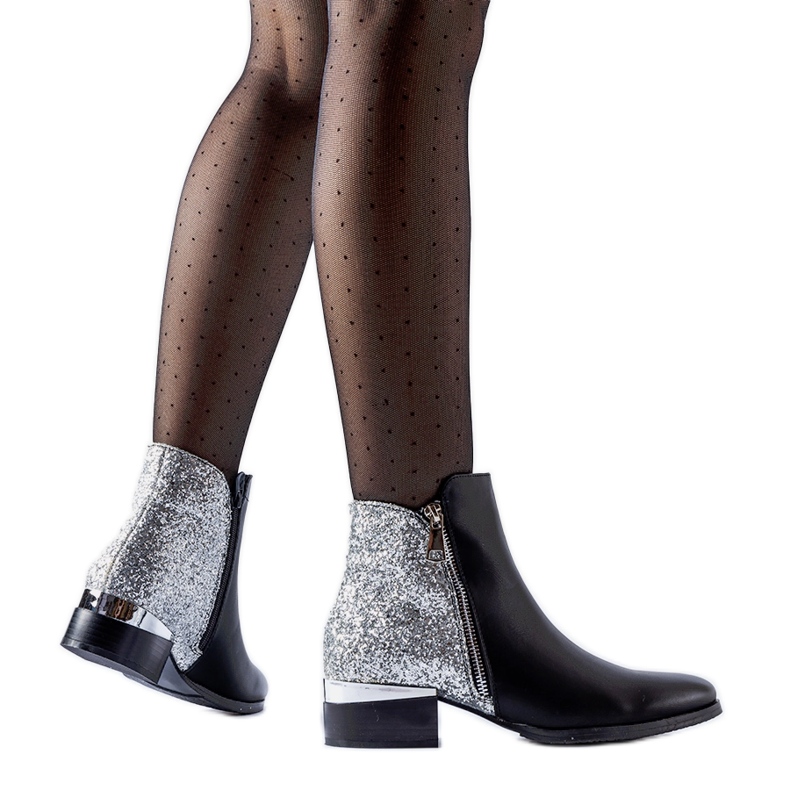 Svarta ankelboots med en glänsande Olindo baksida