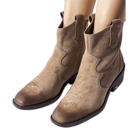 Ankelboots i beige läder med låg klack Karino