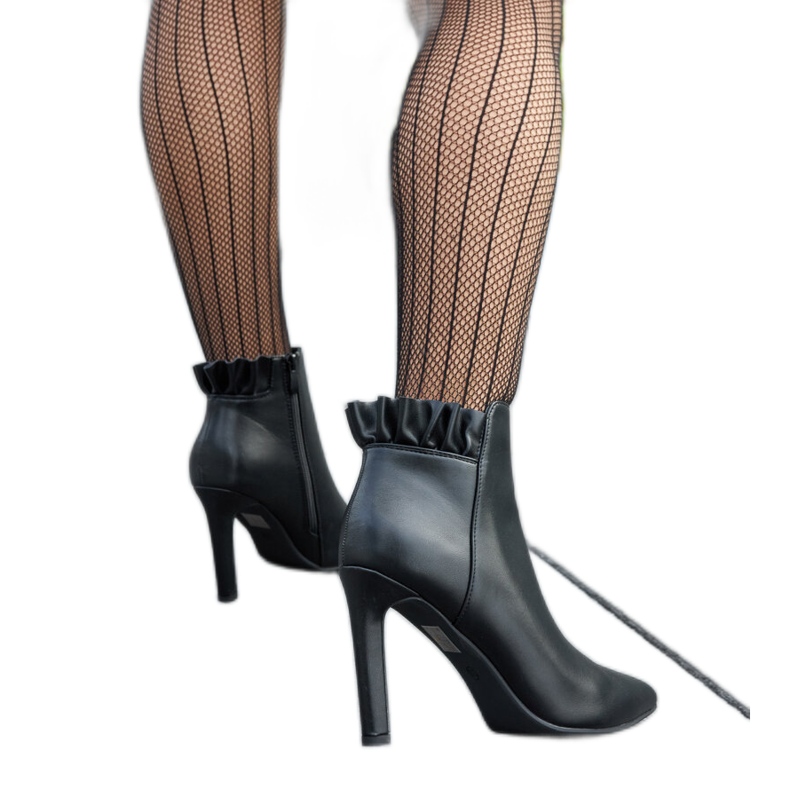 Svarta stövletter med volang på Roger stilett