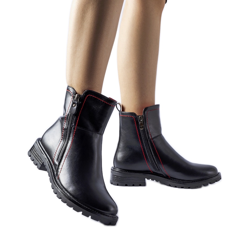 Svarta stövlar med dekorativ röd tråd Nereo