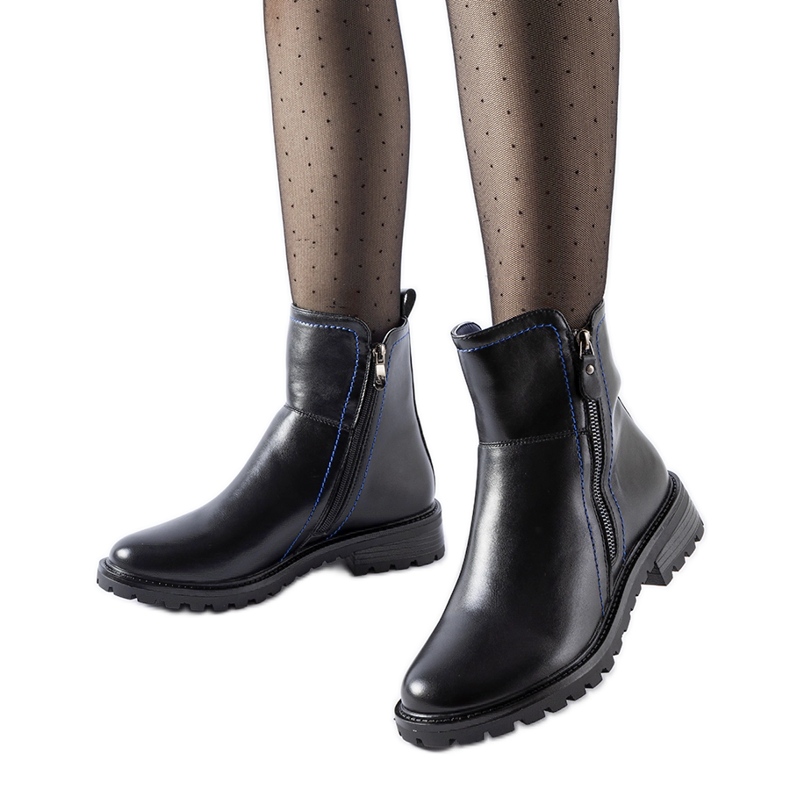 Svarta stövlar med dekorativ blå Nereo-tråd