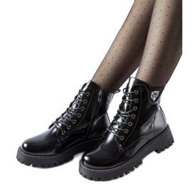 Svarta, isolerade, lackerade Bungana-arbetare