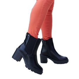 Svarta isolerade klassiska Caio högklackade ankelstövlar