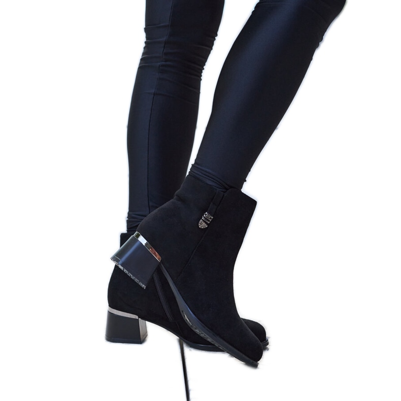 Svarta eleganta stövlar med Bocconi-rhinestones