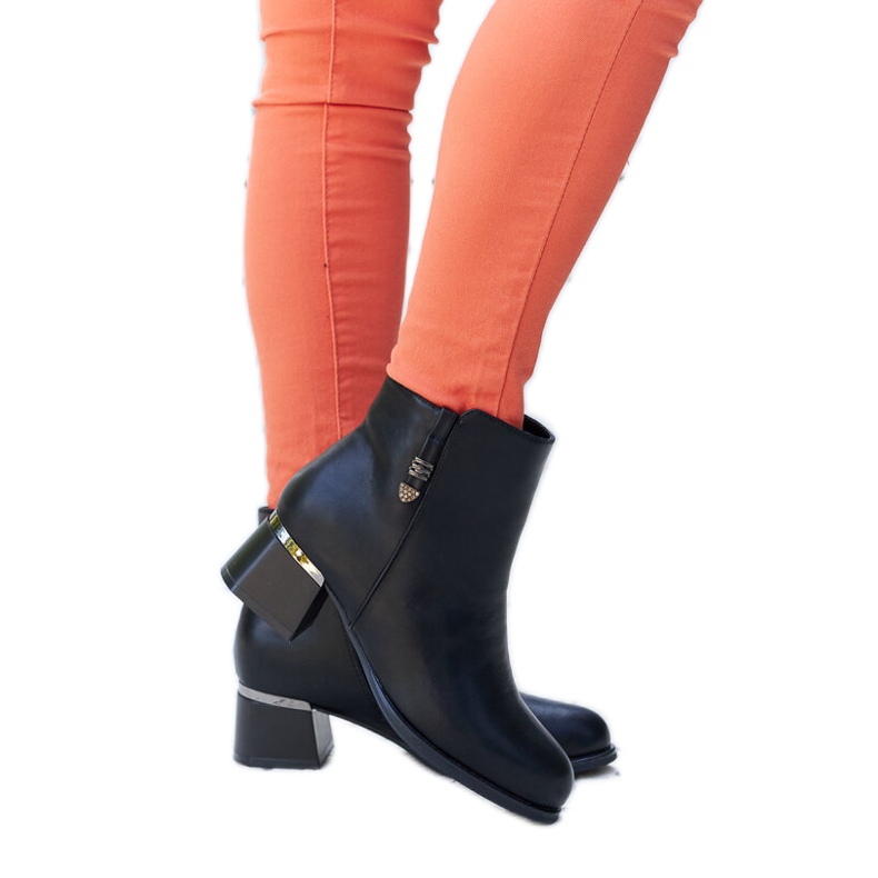 Svarta eleganta stövlar med Bocconi-rhinestones