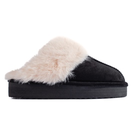 SHELOVET Fluffiga svarta mjukisleksaker på en plattform