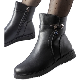 Svarta isolerade stövlar med ett dekorativt Nola-hänge