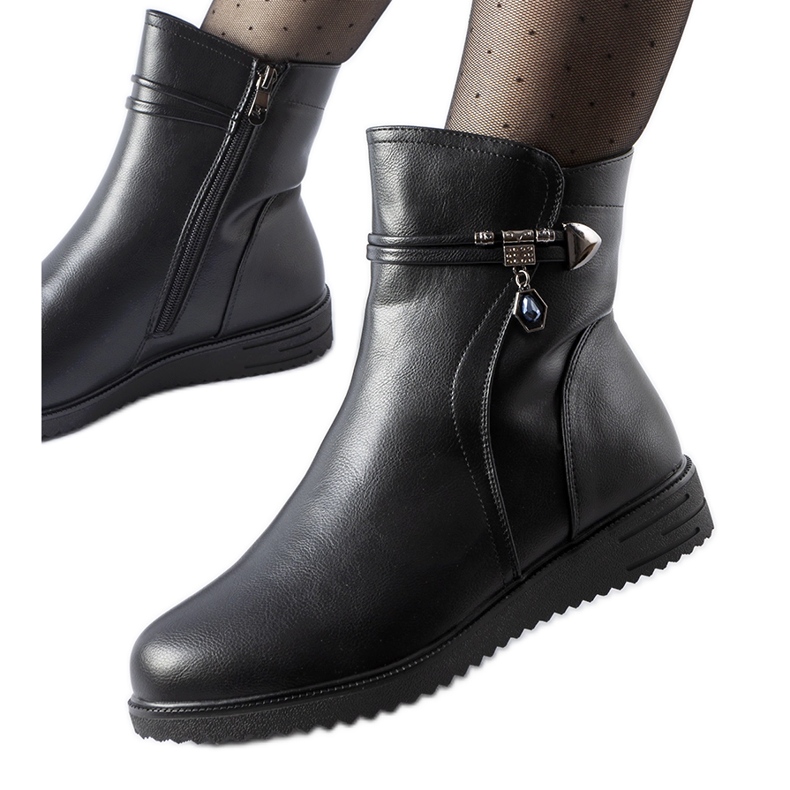 Svarta isolerade stövlar med ett dekorativt Nola-hänge