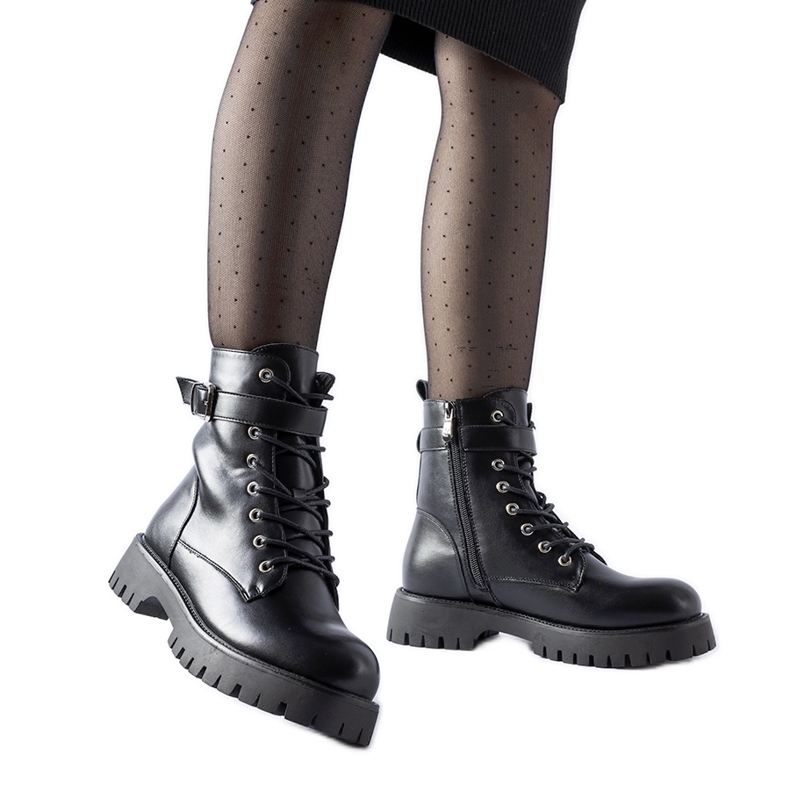 Svarta isolerade stövlar med ett dekorativt Fino-spänne