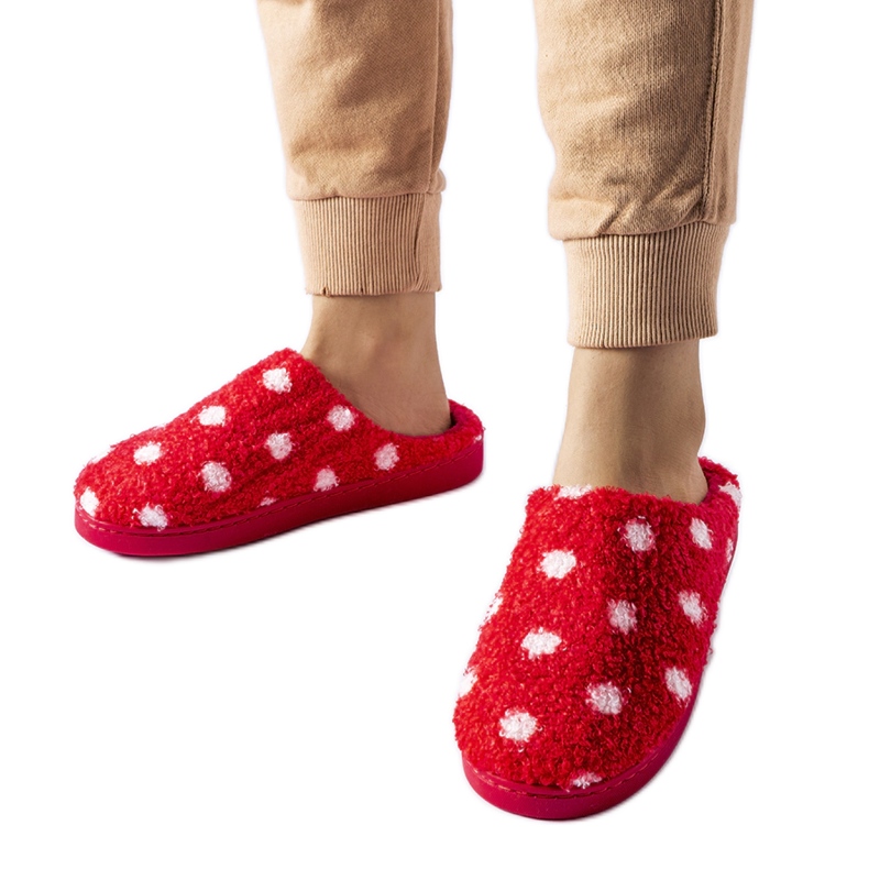 Röda varma tofflor med vita prickar från Laino