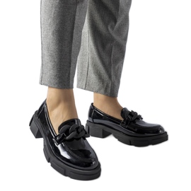 Svarta patent loafers med en Suelli-kedja
