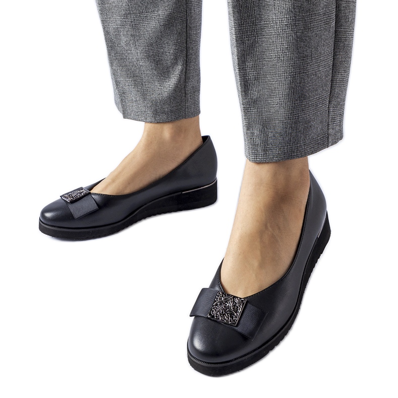 Svarta balettlägenheter med rosett på kilen