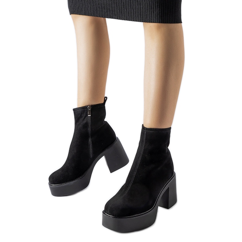 Svarta massiva stövlar i ekomocka