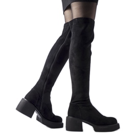 Svarta långa varma stövlar i ekomocka