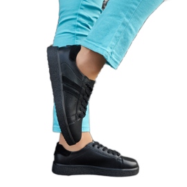 Sneakers i svart läder med snörning