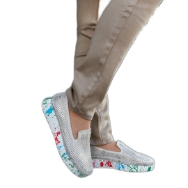 Beige skor med en färgglad kil