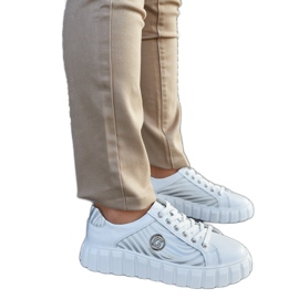 Vita lädersneakers på plattformen