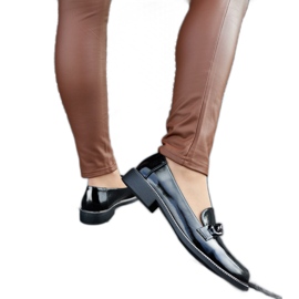 Svarta patent loafers med spänne