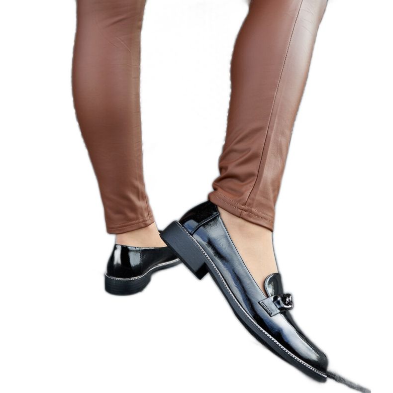 Svarta patent loafers med spänne
