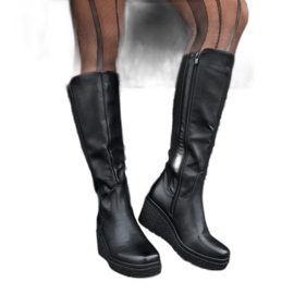 Svarta, isolerade kilstövlar