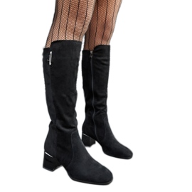 Svarta stövlar med patentklack