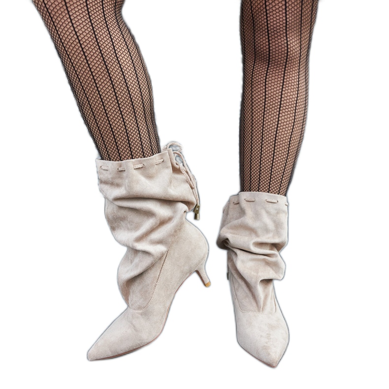 Låga slip-on stövlar i beige ekomocka